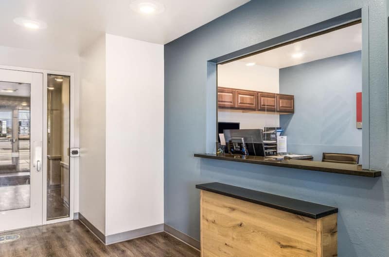 Extended Stay America Select Suites - Cleveland - Airport — recepcion & lobby