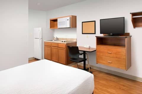 Extended Stay America Select Suites - Cleveland - Airport — hotel room