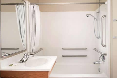 Extended Stay America Select Suites - Cleveland - Airport — bathroom