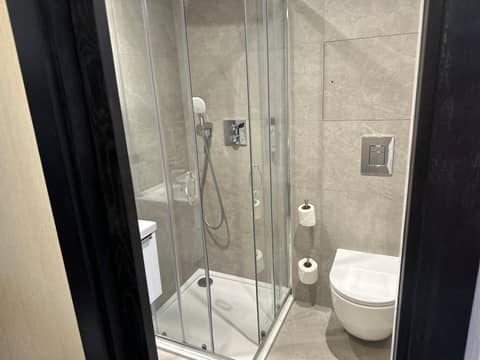 Mabledon Court Hotel — bathroom