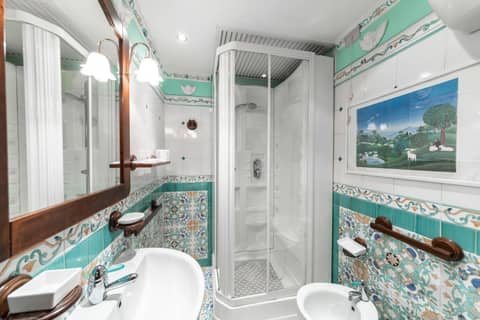 Hotel Barrett — bathroom