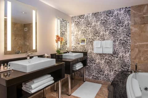 The Warwick Hotel Rittenhouse Square Philadelphia — bathroom