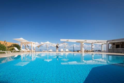 Akrogiali Beach Hotel Apartments — human