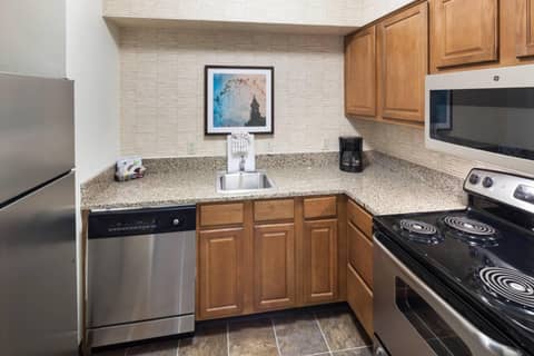 Residence Inn Kansas City Country Club Plaza — kitchen