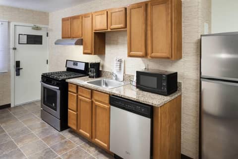 Residence Inn Kansas City Country Club Plaza — kitchen