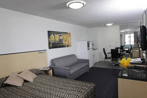 Comfort Inn & Suites Goodearth Perth — hotel room
