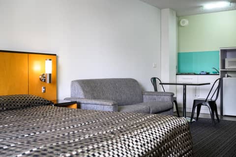 Comfort Inn & Suites Goodearth Perth — hotel room