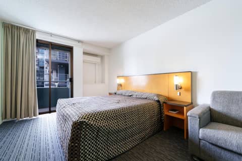 Comfort Inn & Suites Goodearth Perth — hotel room