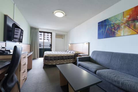 Comfort Inn & Suites Goodearth Perth — hotel room