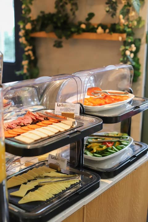 La Suite West - Hyde Park — breakfast buffet