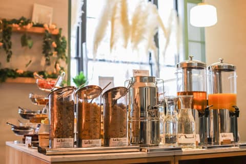 La Suite West - Hyde Park — breakfast buffet
