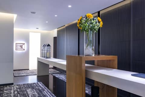 La Suite West - Hyde Park — hotel reception