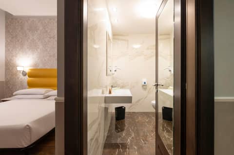 Hotel Virgilio — bathroom