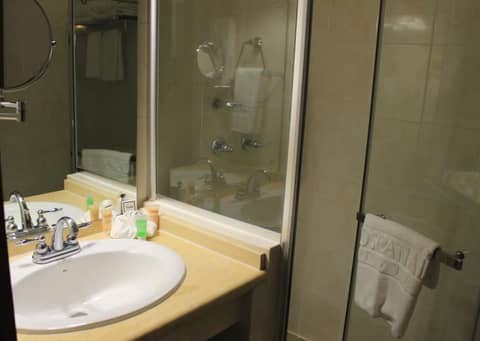 Toscana Inn — bathroom