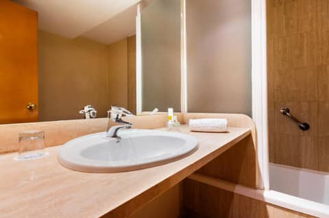 Hotel Villacarlos — bathroom
