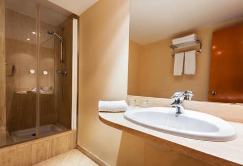 Hotel Villacarlos — bathroom