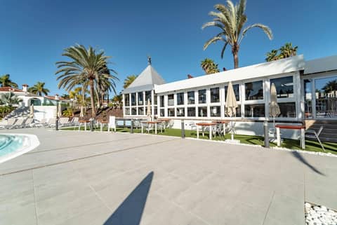 Hotel LIVVO Dunagolf Suites — recepcion & lobby