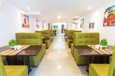 Hotel Avexi Suites By GEH Suites — dining
