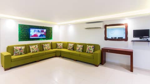 Hotel Avexi Suites By GEH Suites — lounge