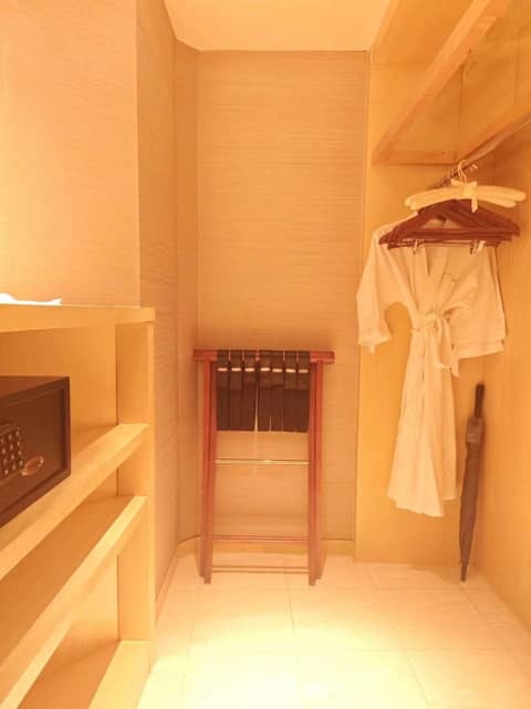 Shanghai Qilu Hotel — hotel room