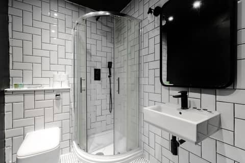 Amsterdam Hotel — bathroom