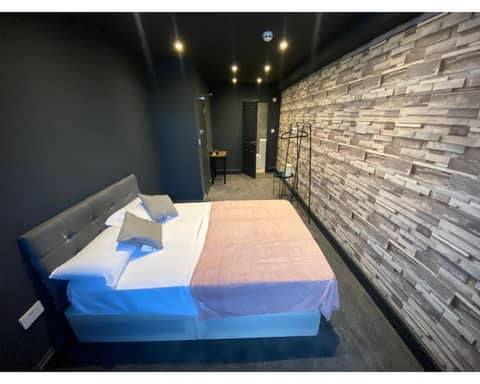 Amsterdam Hotel — hotel room