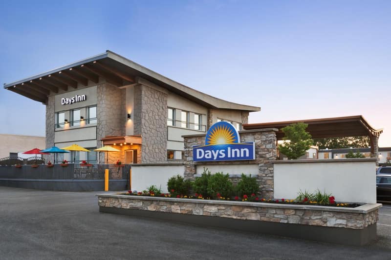Days Inn by Wyndham Montreal East — building