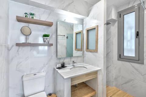Acropolis City Life BH — bathroom