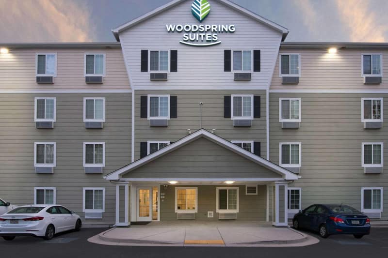 WoodSpring Suites Savannah Garden City — building
