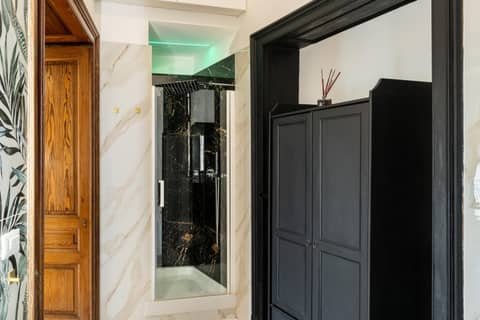 La Lepre felice-bovio — bathroom