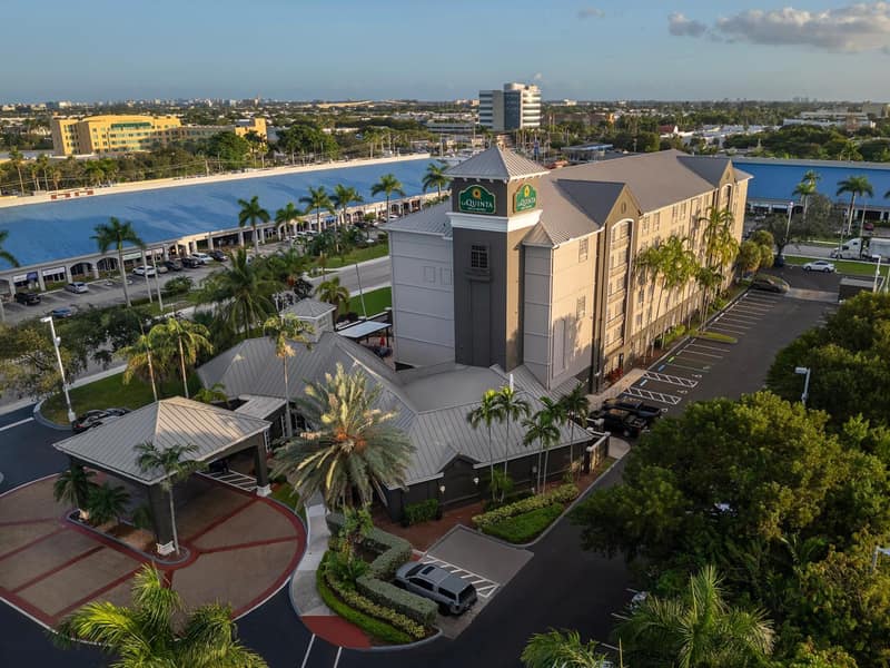 La Quinta by Wyndham Miami Airport West — building