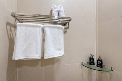 Shogun Hotel — bathroom
