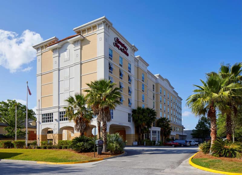 Hampton Inn & Suites Savannah/Midtown — building