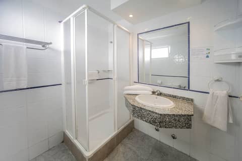 Apartamentos Puerto Colon Club — bathroom