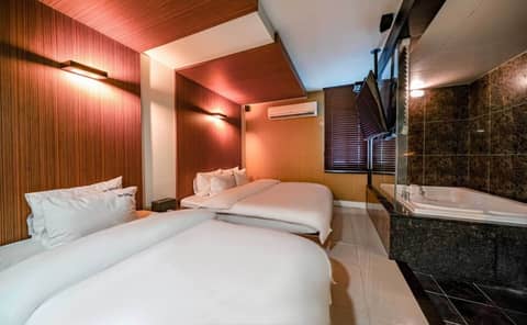 Gary Cooper Hotel — hotel room