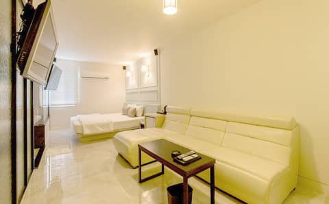 Gary Cooper Hotel — hotel room