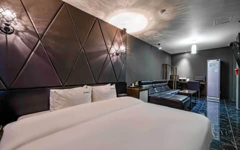 Gary Cooper Hotel — hotel room