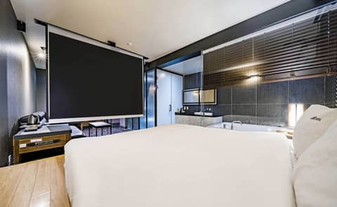 Gary Cooper Hotel — hotel room