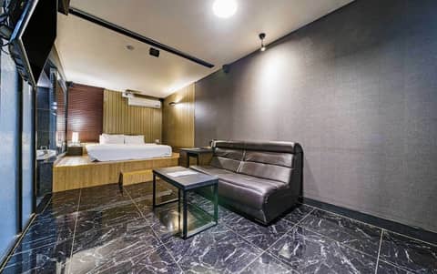 Gary Cooper Hotel — hotel room