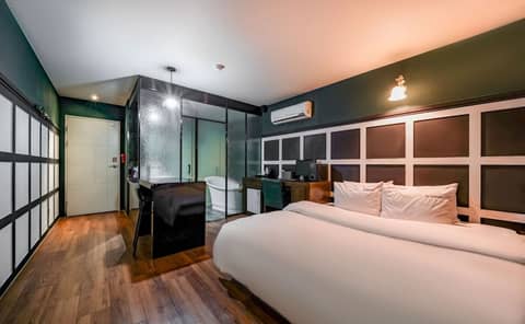 Gary Cooper Hotel — hotel room