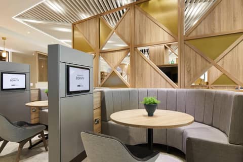 Courtyard by Marriott London City Airport — hotel reception