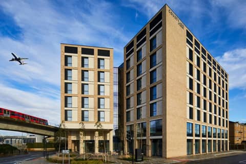 Courtyard by Marriott London City Airport — building