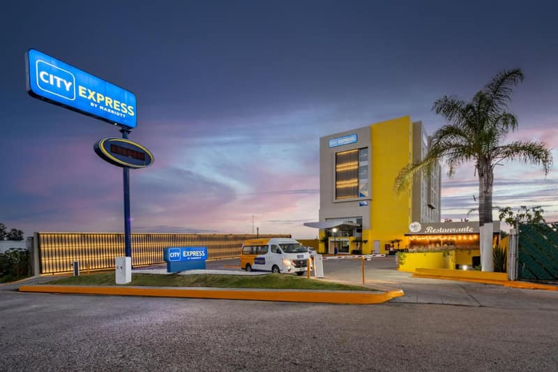 City Express by Marriott Guadalajara Aeropuerto — building