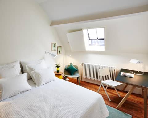 Hotel des Galeries — hotel room