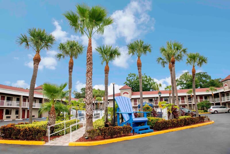 Hotel South Tampa & Suites — building