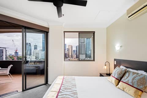 Bridgewater Apartments — hotel room
