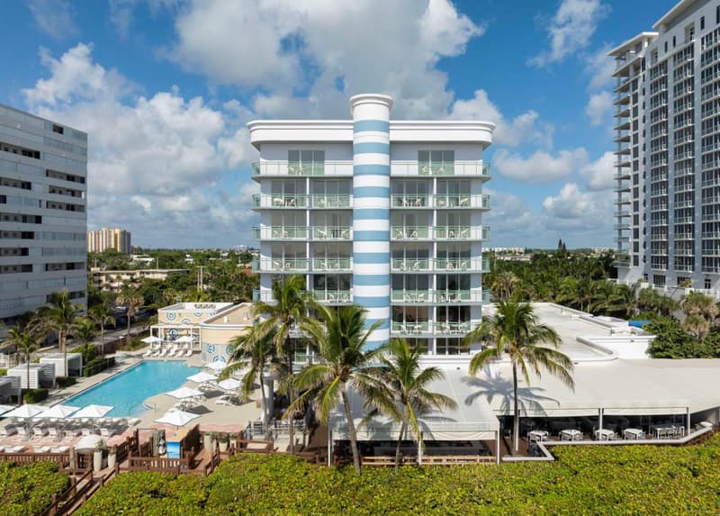 The Singer Oceanfront Resort, Curio Collection by Hilton — building