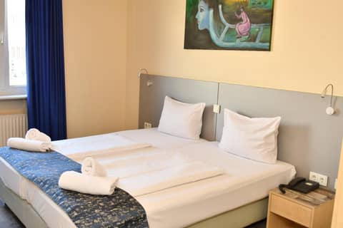 Hotel Münchner Hof - Frankfurt Central — hotel room