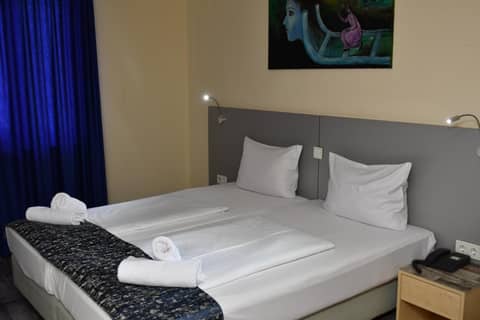 Hotel Münchner Hof - Frankfurt Central — hotel room