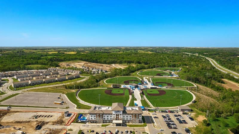 Holiday Inn Express Kansas City North - Parkville by IHG — building